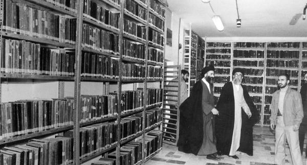 عکس جدید رهبری در کتابخانه