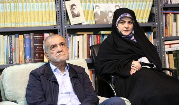 عکس جدید رهبری در کتابخانه