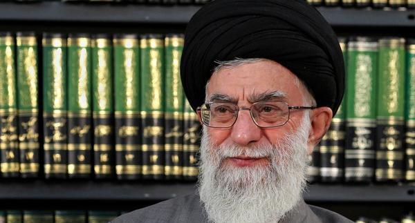 عکس جدید رهبری در کتابخانه