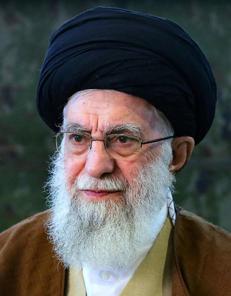 عکس جدید رهبری در کتابخانه
