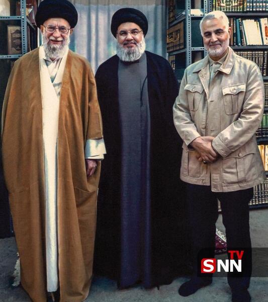 عکس جدید رهبری در کتابخانه