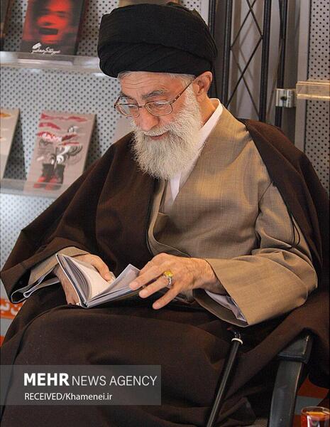 عکس جدید رهبری در کتابخانه