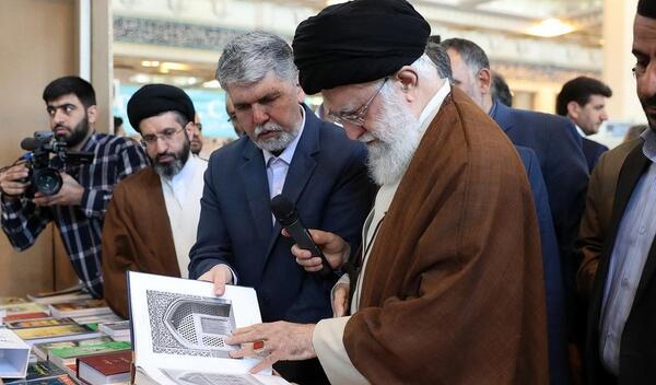عکس جدید رهبری در کتابخانه