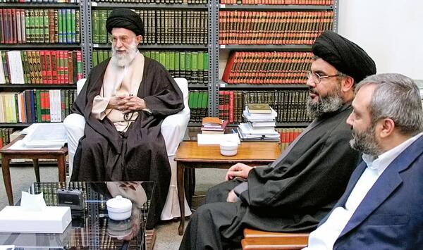 عکس جدید رهبری در کتابخانه