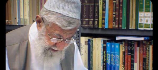 عکس جدید رهبری در کتابخانه