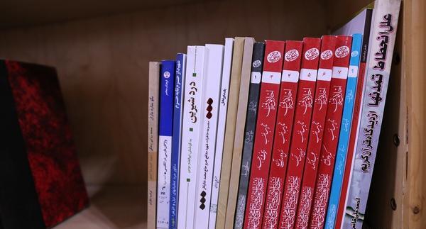عکس جدید رهبری در کتابخانه