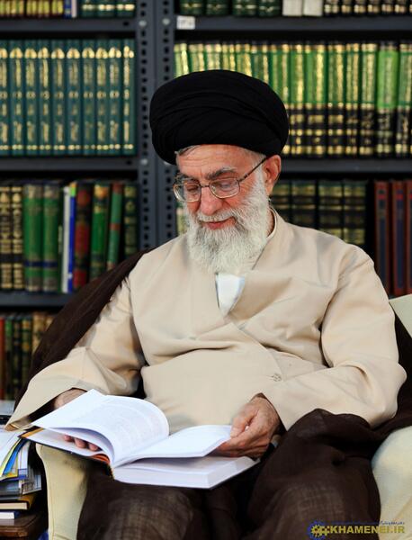 عکس جدید رهبری در کتابخانه شخصی