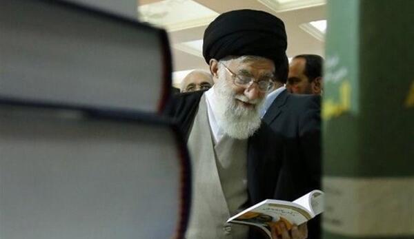عکس جدید رهبری در کتابخانه شخصی