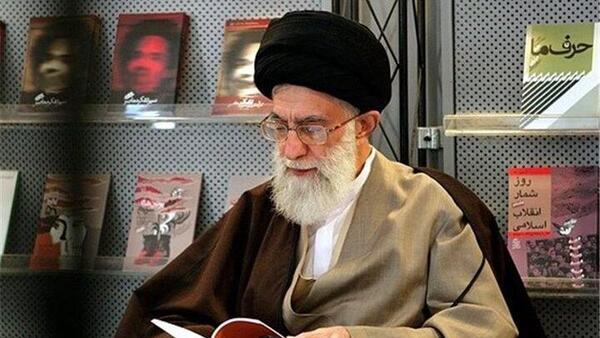 عکس جدید رهبری در کتابخانه شخصی