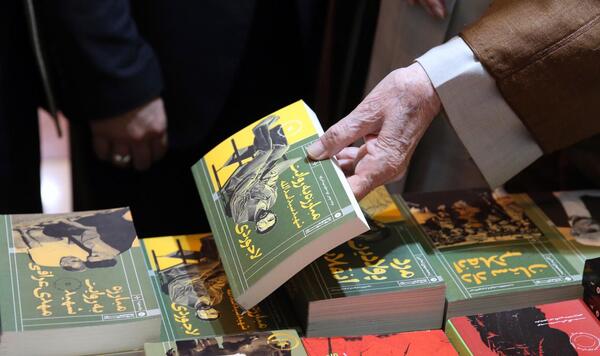 عکس جدید رهبری در کتابخانه شخصی
