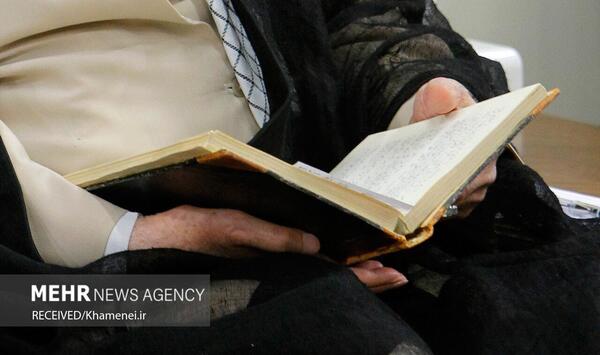 عکس جدید رهبری در کتابخانه شخصی