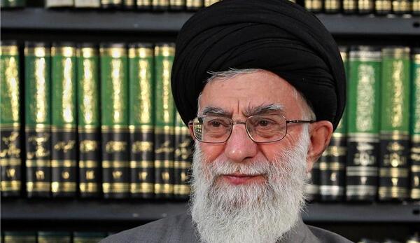 عکس جدید رهبری در کتابخانه شخصی