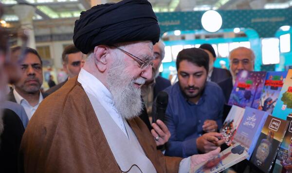 عکس جدید رهبری در کتابخانه شخصی