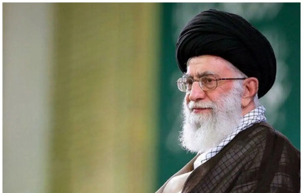 عکس جدید رهبری در کتابخانه شخصی