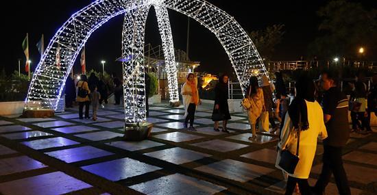 عکس داخل برج میلاد در شب