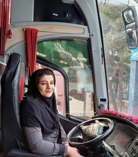 عکس از داخل اتوبوس با مسافر