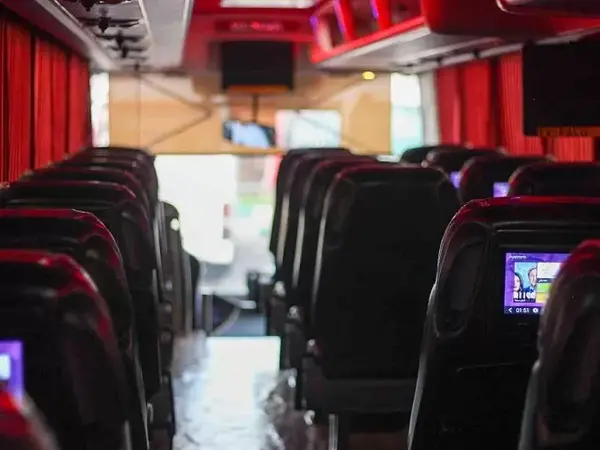 عکس از داخل اتوبوس با مسافر