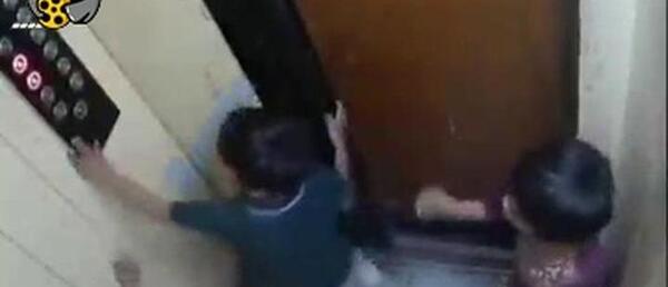 عکس دختر داخل آسانسور