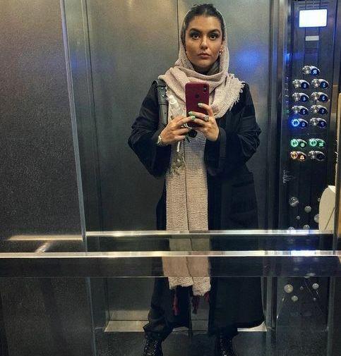 عکس دختر داخل آسانسور