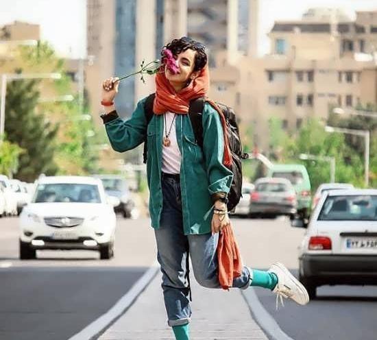عکس دختر داخل آسانسور