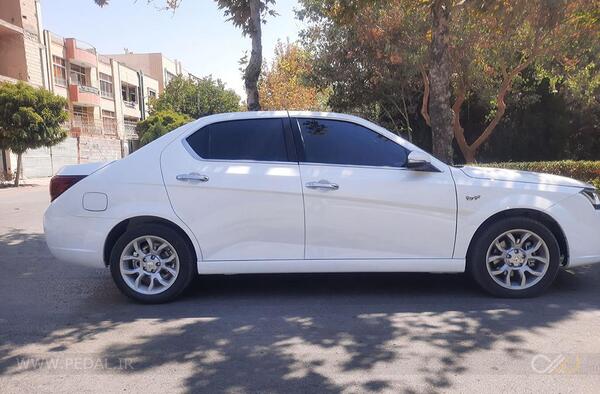 عکس داخل دنا پلاس توربو ۶ دنده دستی
