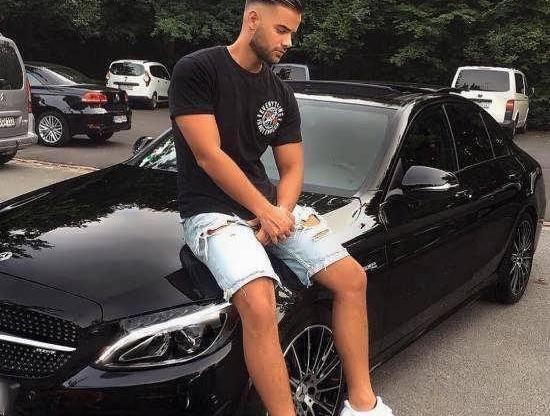 ژست عکس گرفتن داخل ماشین