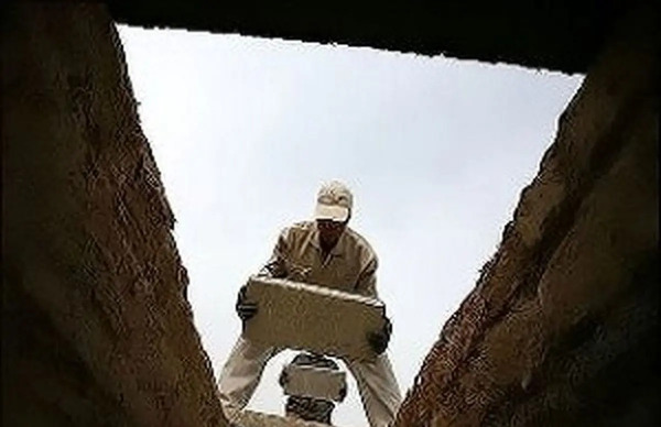 عکس داخل قبرستان