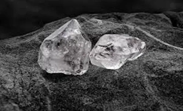 عکس سنگ سفید الماس