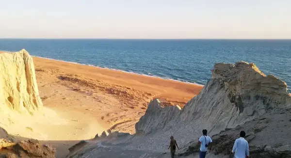 عکس سنگ سیاه جاسک