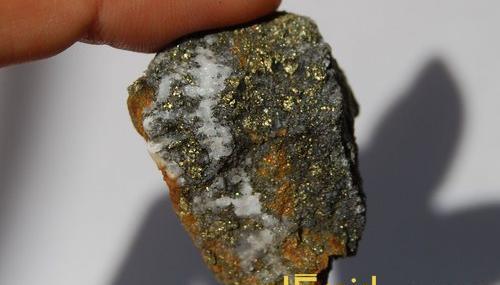 عکس خاکی که طلا دارد