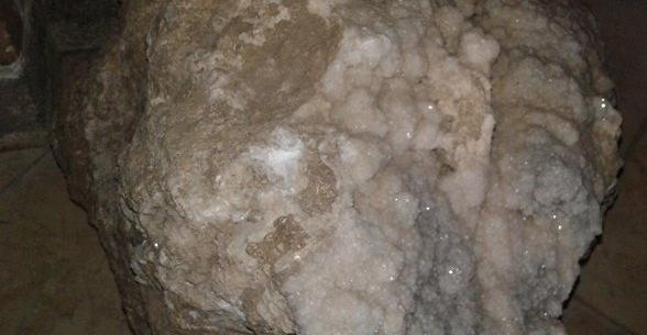 عکس سنگ های قیمتی در کوه