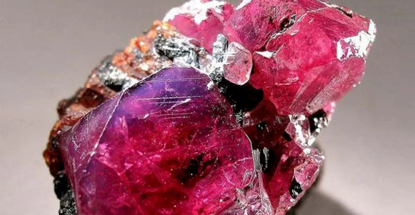 عکس سنگ یاقوت بنفش