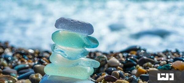 عکس سنگ های زیبای کنار دریا