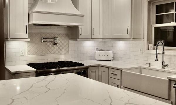 عکس سنگ مصنوعی بین کابینت