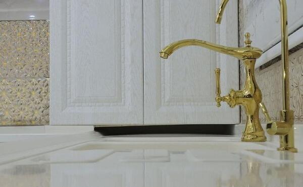 عکس سنگ مصنوعی بین کابینت