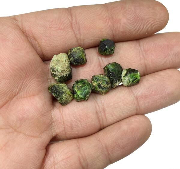 عکس سنگ گارنت سبز کرمان