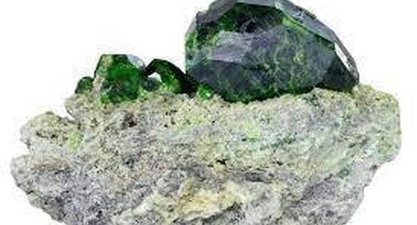 عکس سنگ گارنت سبز کرمان