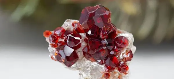 عکس سنگ گارنت سبز کرمان