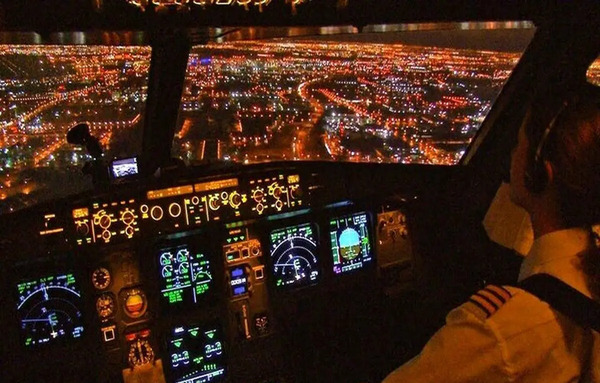 عکس از داخل هواپیما شب