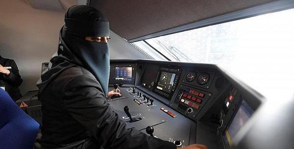 عکس داخل واگن راننده قطار