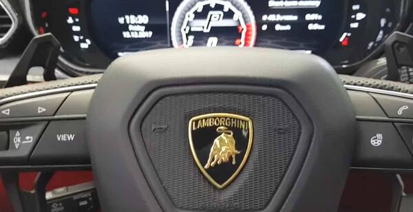 عکس از داخل ماشین لامبورگینی