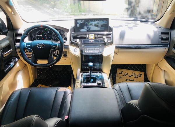 عکس داخل لندکروز ۲۰۲۰