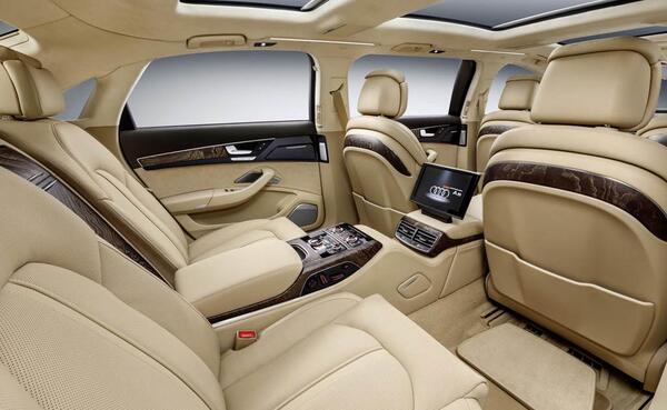 عکس از داخل ماشین لیموزین