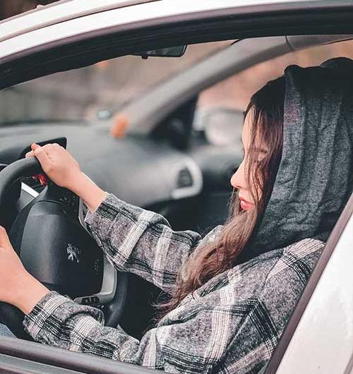 دست عکس عاشقانه دونفره داخل ماشین ایرانی
