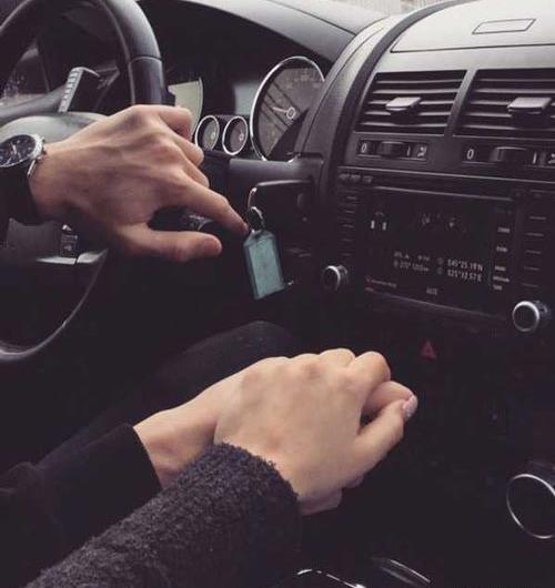 دست عکس عاشقانه دونفره داخل ماشین ایرانی