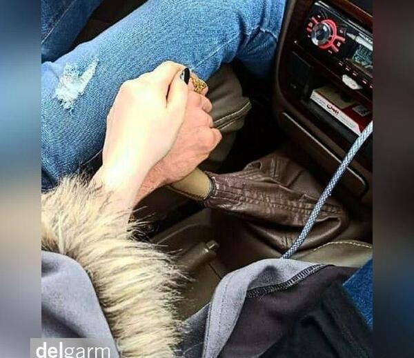 عکس دست عاشقانه داخل ماشین