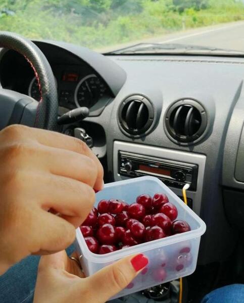 عکس دست عاشقانه داخل ماشین