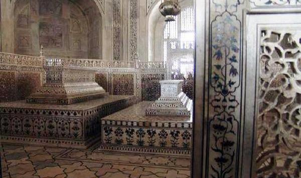 عکس از داخل تاج محل