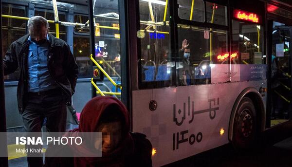 عکس از داخل اتوبوس با مسافر در شب