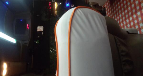 عکس از داخل اتوبوس با مسافر در شب